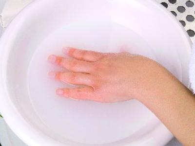 Ванночка для рук после. Руки в тазике с водой. Солевые ванночки для пальцев рук. Ванночки для опухшего пальца. Солевые ванночки для кисти руки.